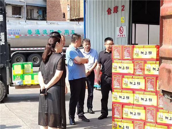 近日，重慶市萬州區委常委、副書記李慶一行蒞臨重慶樹上鮮食品集團調研指導工作。并要求企業一邊抓好經營生產“保穩促增、聚力發展”、一邊加快重慶市重點工程“年產5萬噸調味品”項目的建設工作，實現企業整體搬遷工業園區目標！