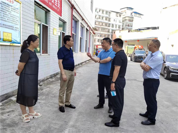 近日，重慶市萬州區委常委、副書記李慶一行蒞臨重慶樹上鮮食品集團調研指導工作。并要求企業一邊抓好經營生產“保穩促增、聚力發展”、一邊加快重慶市重點工程“年產5萬噸調味品”項目的建設工作，實現企業整體搬遷工業園區目標！