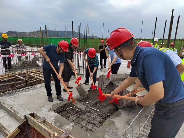 熱烈祝賀重慶市級重點項目“樹上鮮集團年產五萬噸調味品項目封頂圓滿成功”！——頂上添花事業旺，大吉大利萬事興！